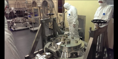 View of the cryostat on the trolley in the e2v clean room.